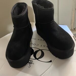 Brand new black platform UGG boots size 6 yes available ❤️❤️